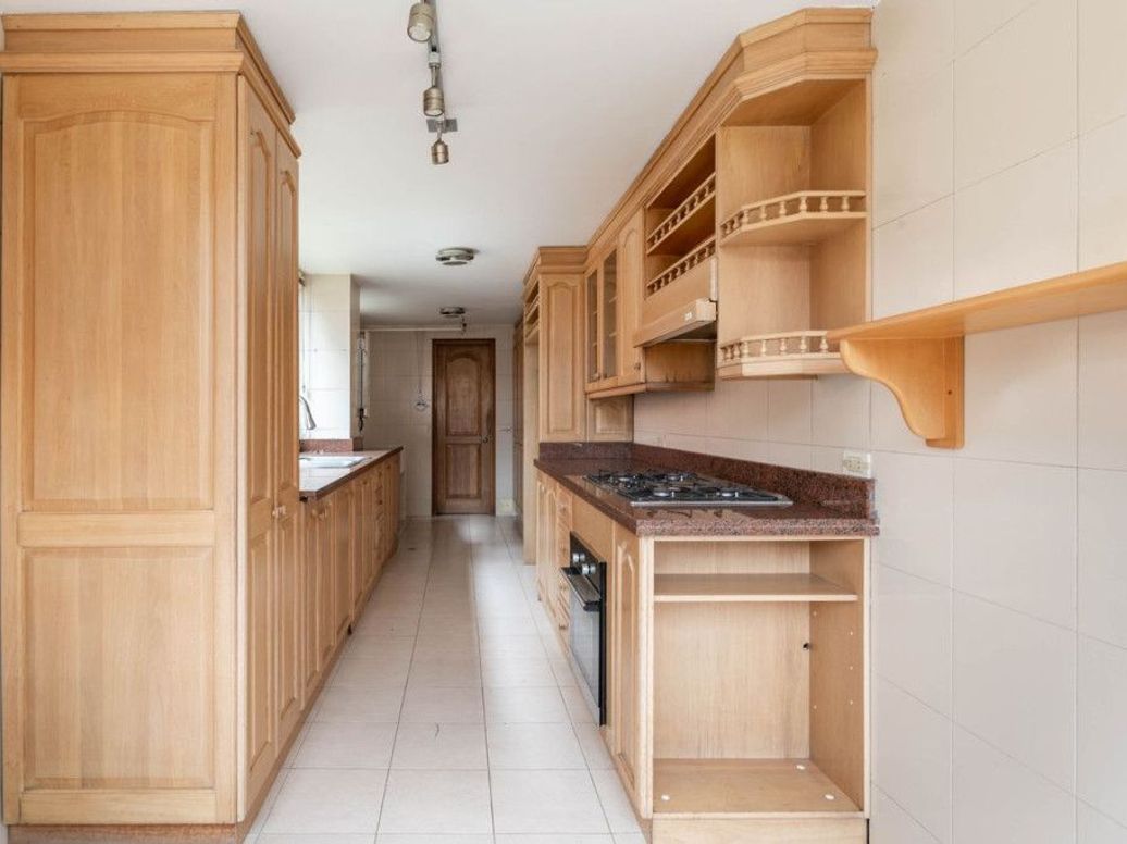 Apartamento de 4 alcobas en venta en Santa Barbara Occidental, Bogotá, 208 m² · foto 12 de 20