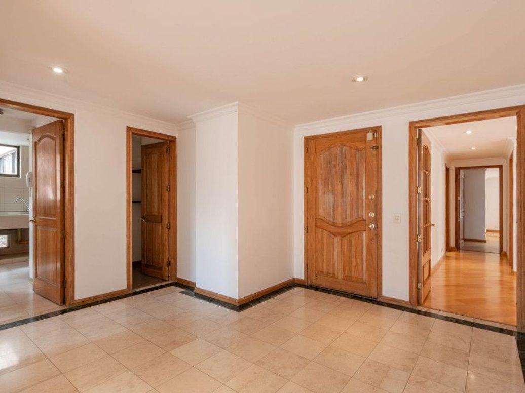 Apartamento de 4 alcobas en venta en Santa Barbara Occidental, Bogotá, 208 m² · foto 10 de 20