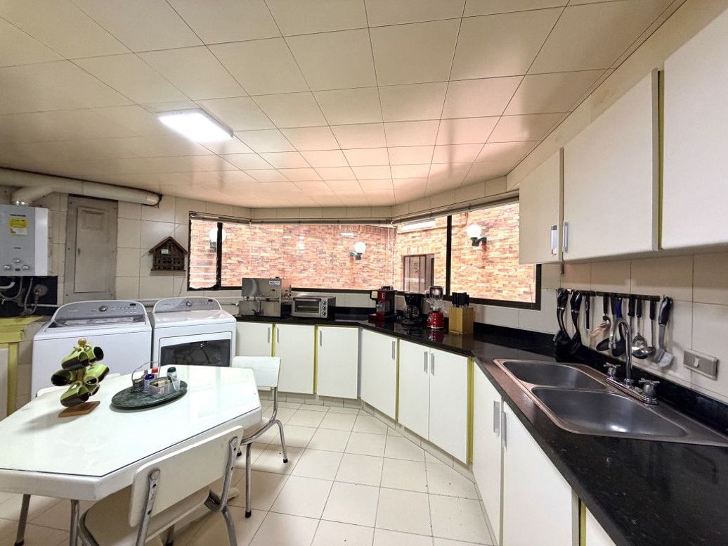 Apartamento de 3 alcobas en venta en La Cabrera, Bogotá, 202 m² · foto 11 de 20
