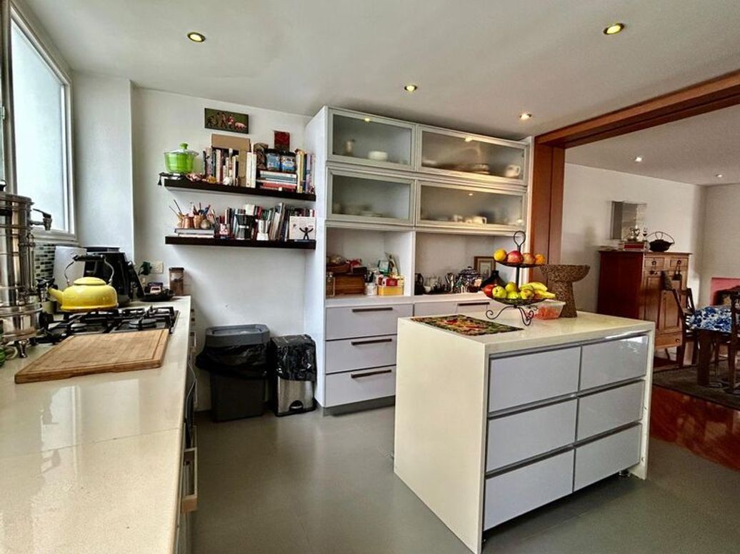 Apartamento de 3 alcobas en venta en Los Rosales, Bogotá, 182 m² · foto 2 de 20