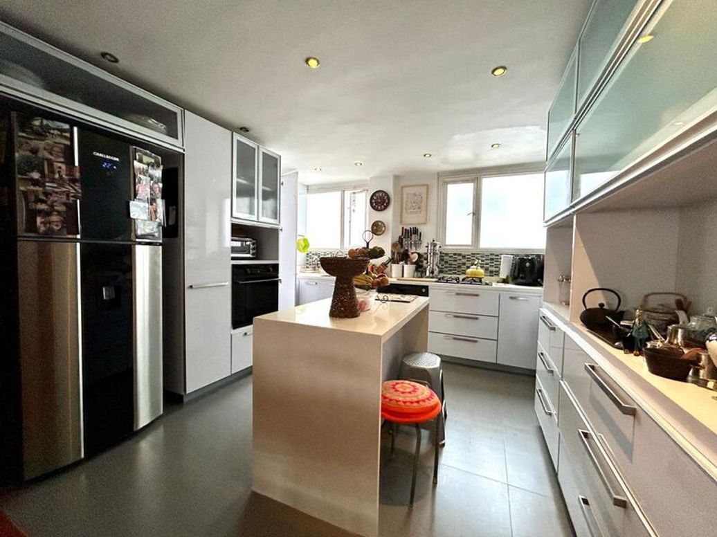 Apartamento de 3 alcobas en venta en Los Rosales, Bogotá, 182 m² · foto 3 de 20