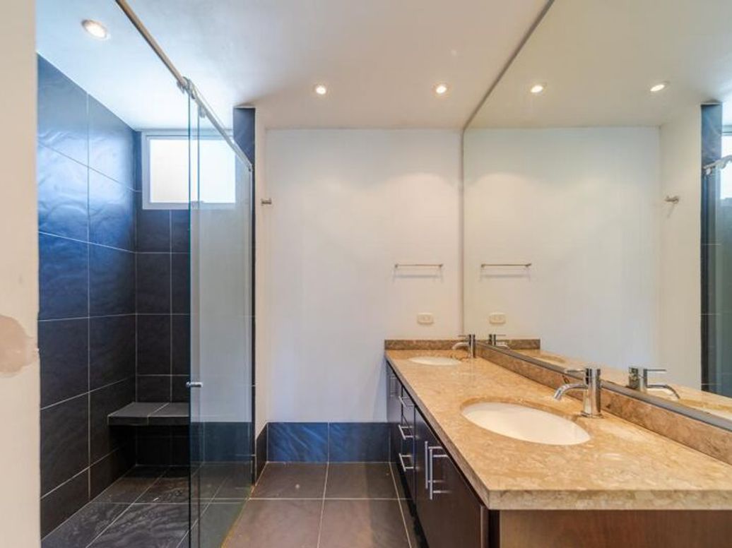 Apartamento de 2 alcobas en venta en Los Rosales, Bogotá, 117 m² · foto 17 de 20