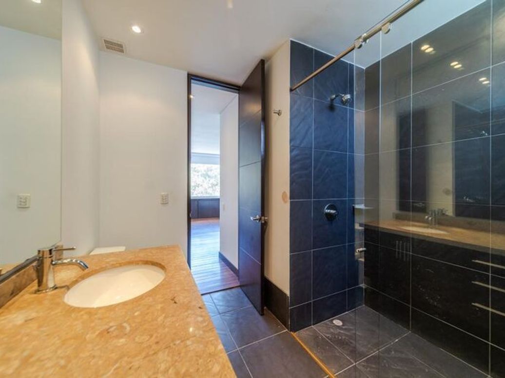 Apartamento de 2 alcobas en venta en Los Rosales, Bogotá, 117 m² · foto 18 de 20
