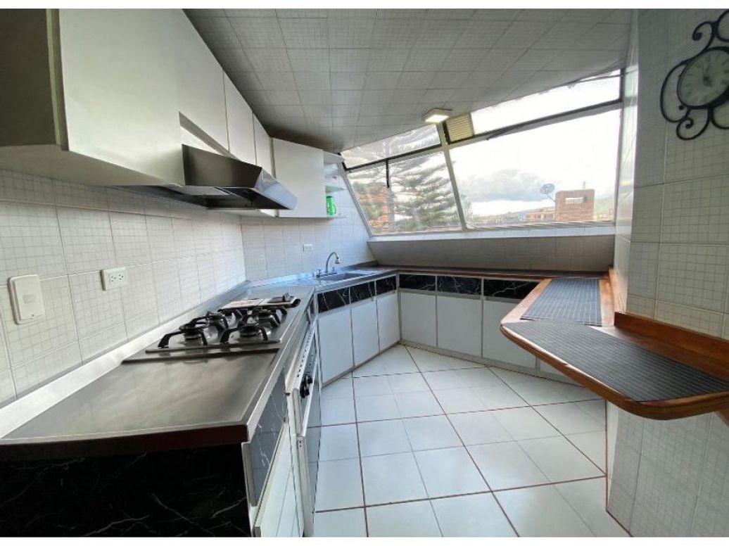 Apartamento de 4 alcobas en venta en Pontevedra, Bogotá, 220 m² · foto 13 de 20