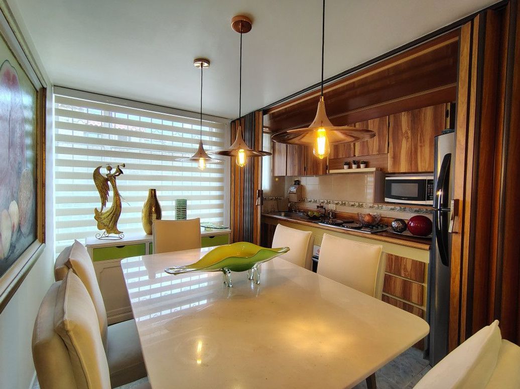 Casa de 8 alcobas en venta en La Esmeralda, Bogotá, 275 m² · foto 2 de 20