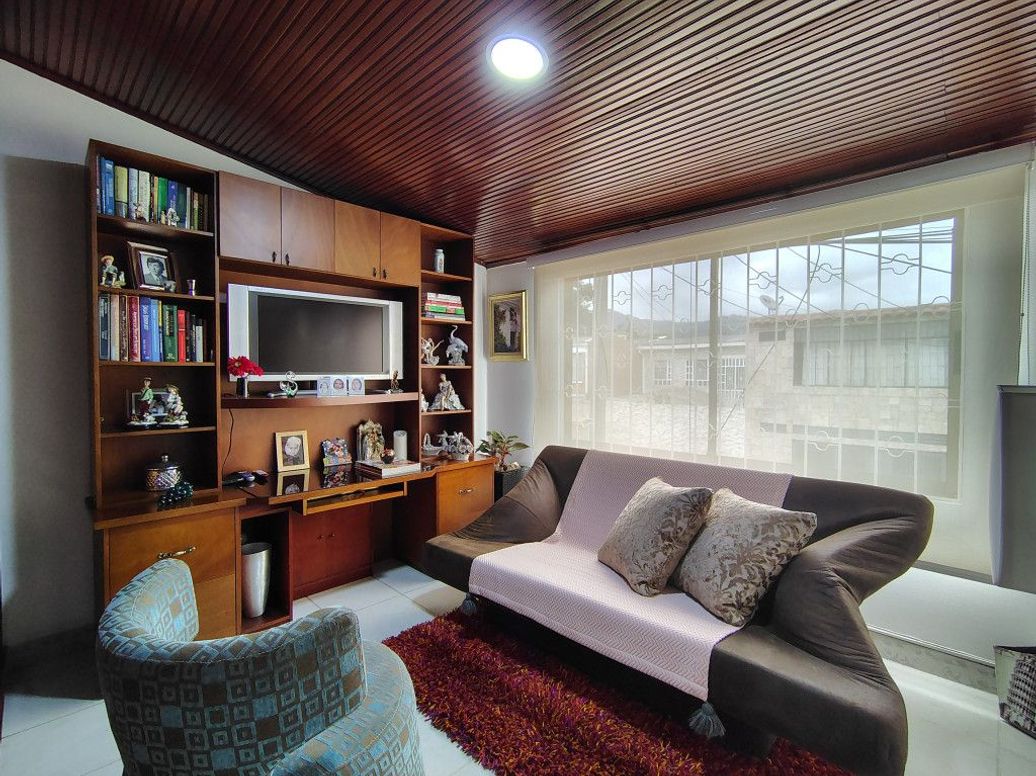 Casa de 8 alcobas en venta en La Esmeralda, Bogotá, 275 m² · foto 6 de 20