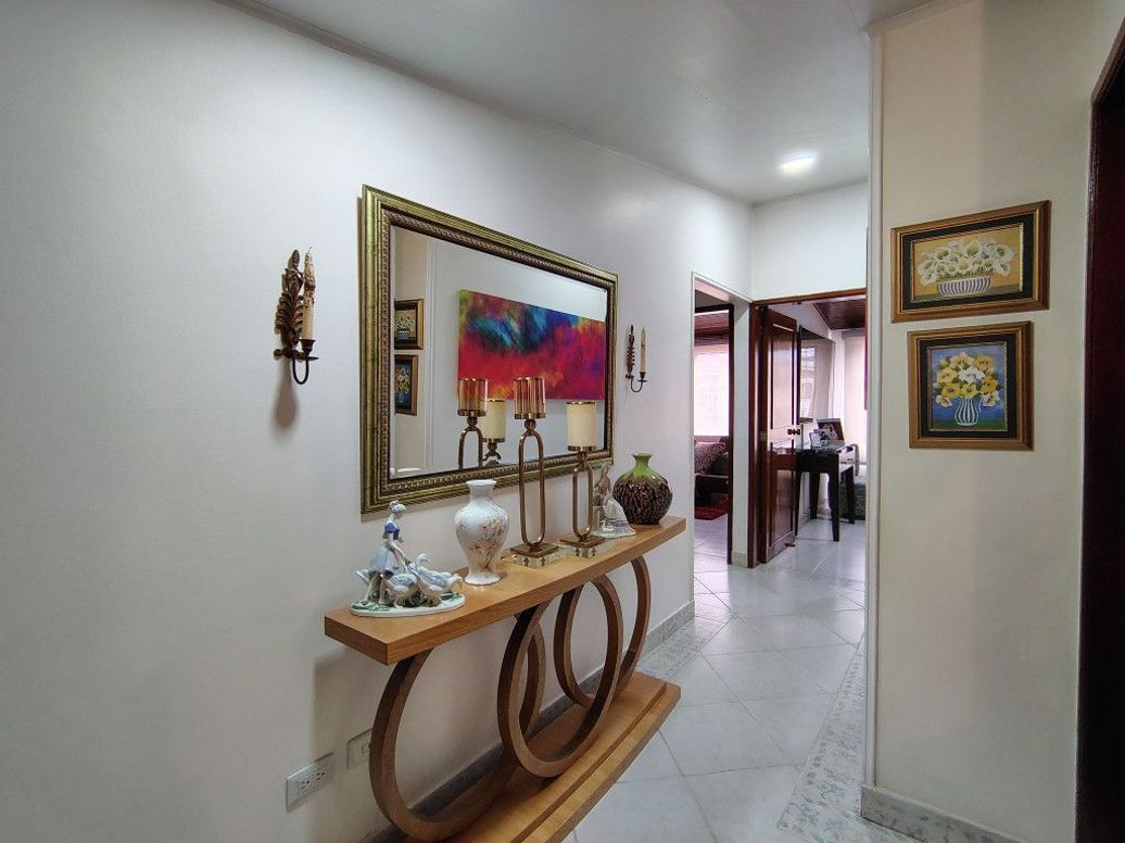 Casa de 8 alcobas en venta en La Esmeralda, Bogotá, 275 m² · foto 4 de 20