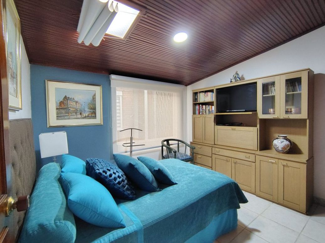 Casa de 8 alcobas en venta en La Esmeralda, Bogotá, 275 m² · foto 7 de 20