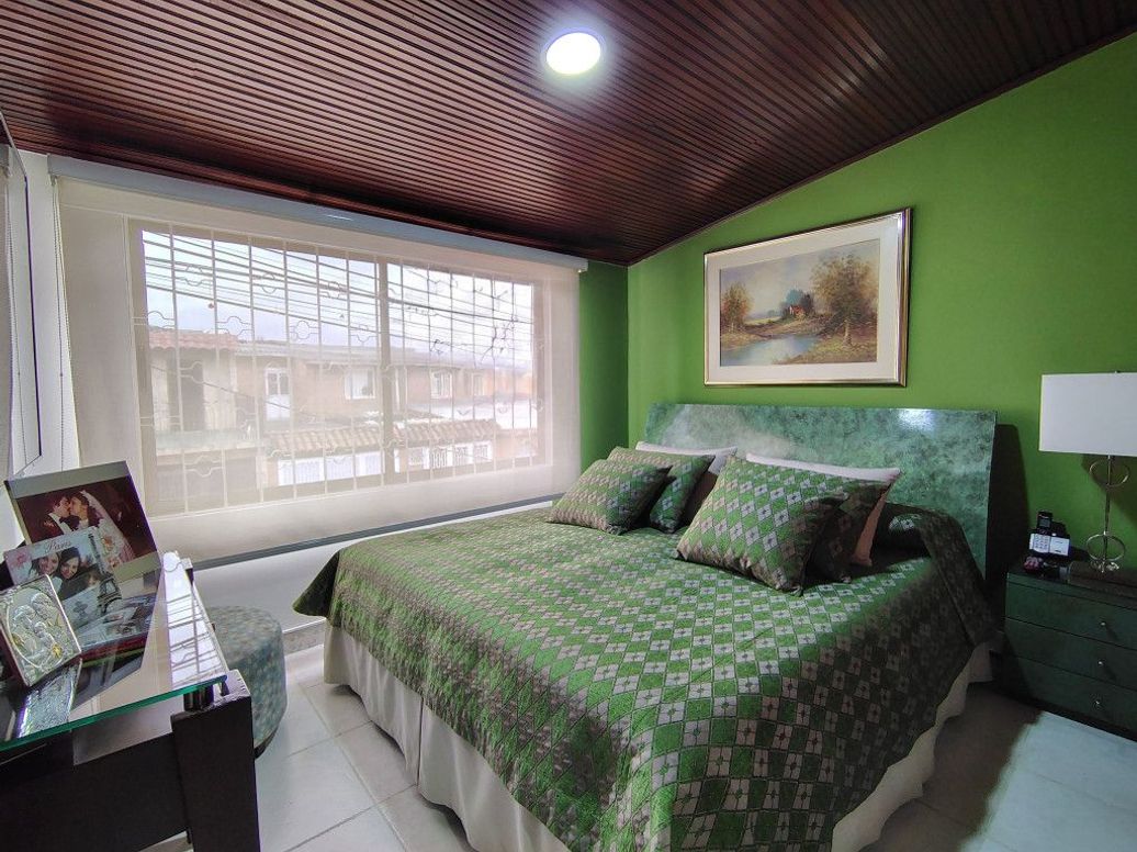 Casa de 8 alcobas en venta en La Esmeralda, Bogotá, 275 m² · foto 5 de 20