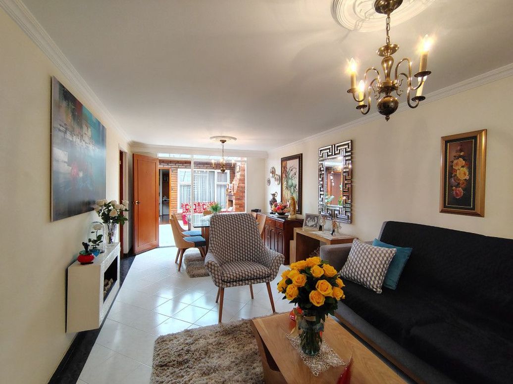 Casa de 8 alcobas en venta en La Esmeralda, Bogotá, 275 m² · foto 10 de 20