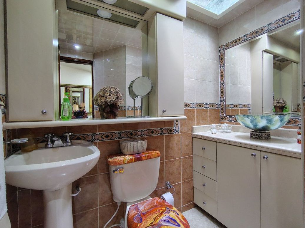 Casa de 8 alcobas en venta en La Esmeralda, Bogotá, 275 m² · foto 8 de 20