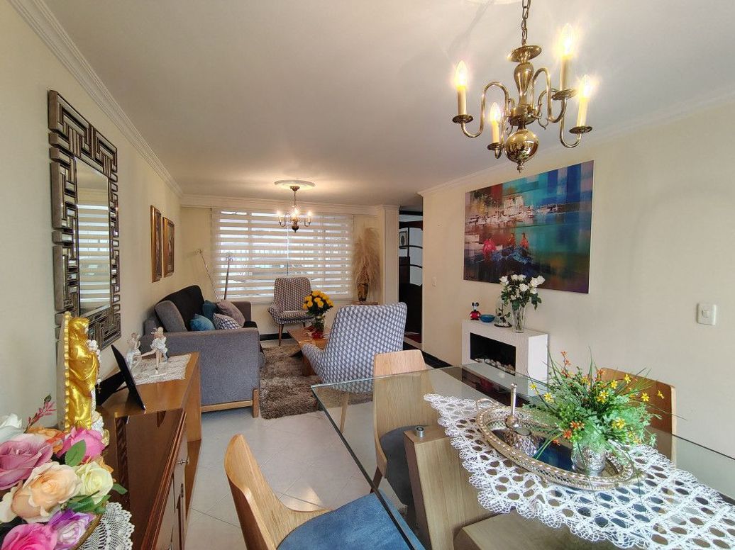 Casa de 8 alcobas en venta en La Esmeralda, Bogotá, 275 m² · foto 13 de 20