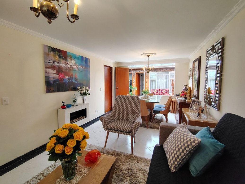 Casa de 8 alcobas en venta en La Esmeralda, Bogotá, 275 m² · foto 11 de 20
