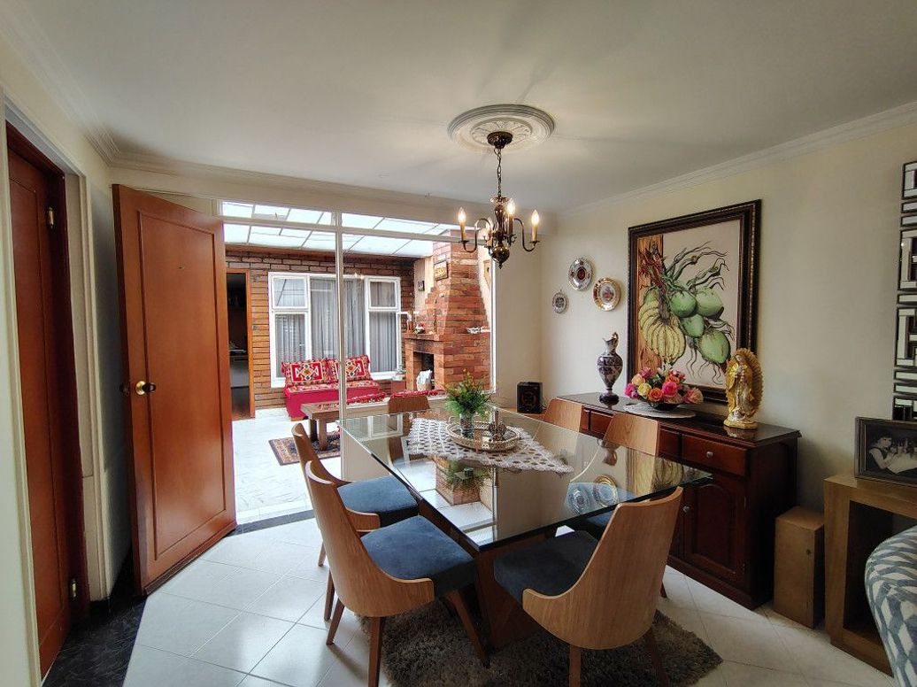 Casa de 8 alcobas en venta en La Esmeralda, Bogotá, 275 m² · foto 12 de 20
