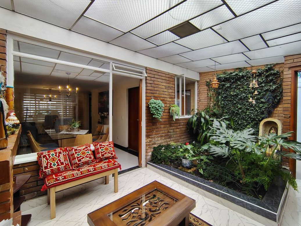 Casa de 8 alcobas en venta en La Esmeralda, Bogotá, 275 m² · foto 16 de 20