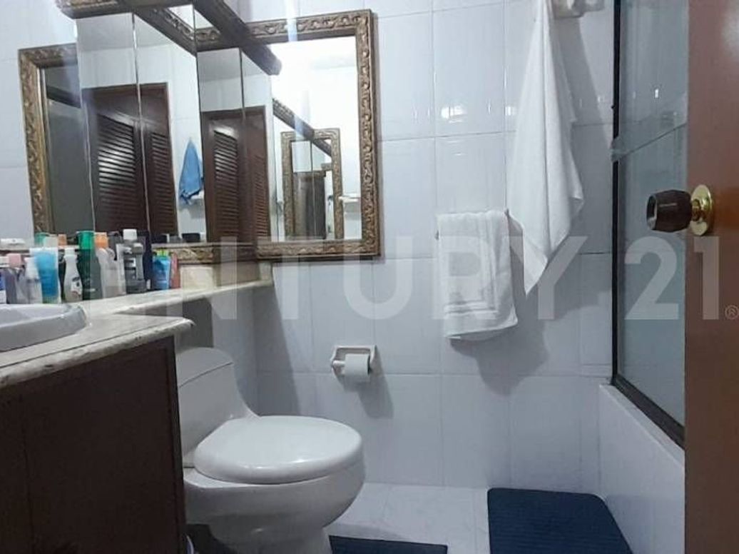 Apartamento de 3 alcobas en venta en San Patricio, Bogotá, 131 m² · foto 9 de 12