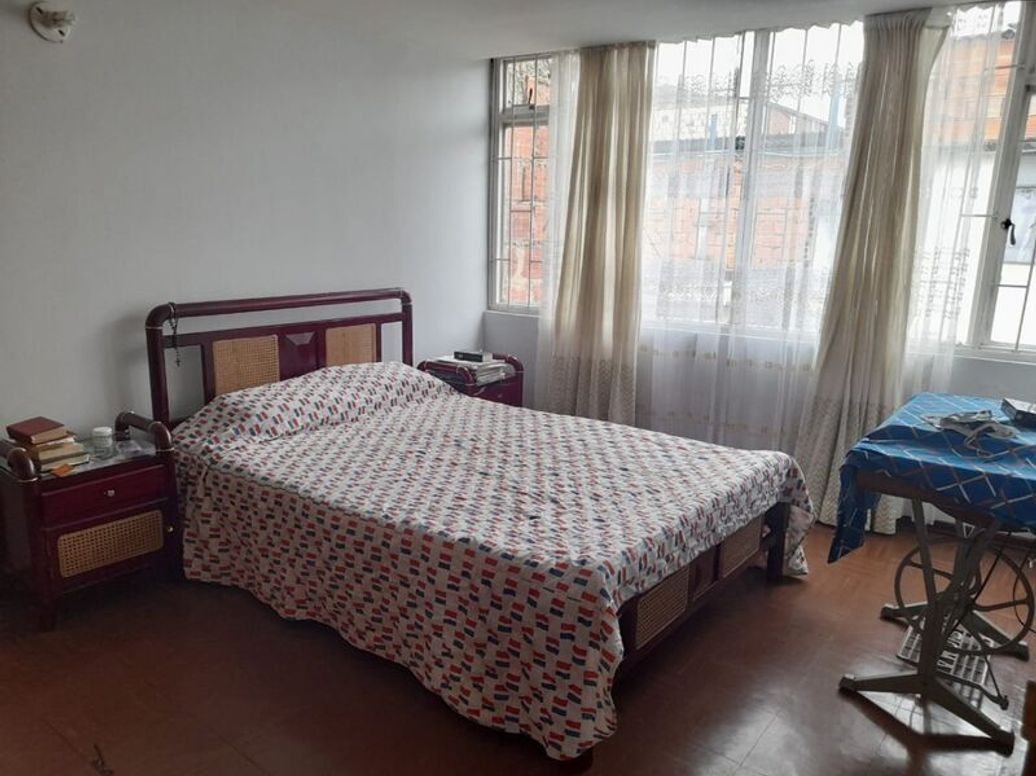 Casa de 9 alcobas en venta en La Cabaña, Bogotá, 236 m² · foto 13 de 15