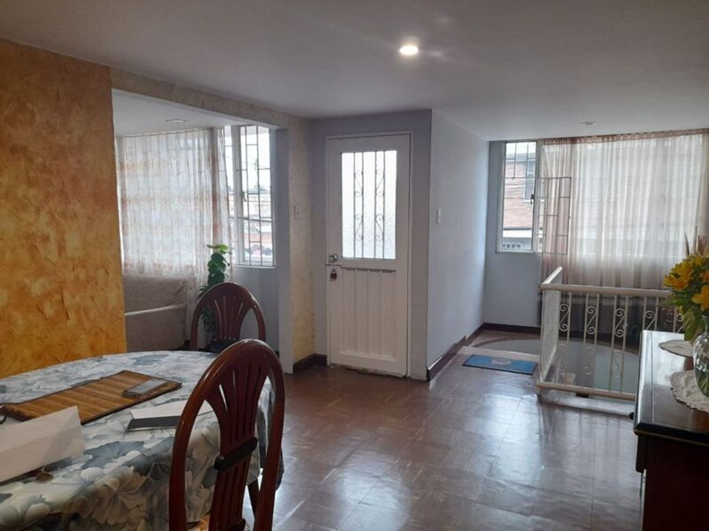 Casa de 9 alcobas en venta en La Cabaña, Bogotá, 236 m² · foto 11 de 15