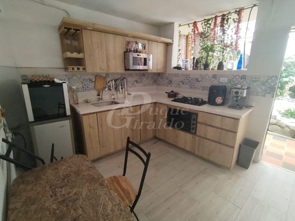 Casa comercial en arriendo en Los Parra, El Poblado en Altos Del Poblado