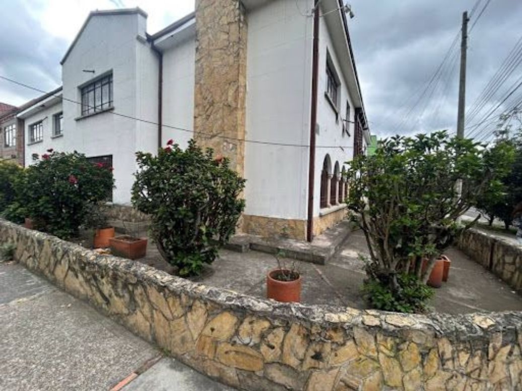 Casa de 5 alcobas en venta en La Soledad, Bogotá, 759 m² · foto 2 de 10