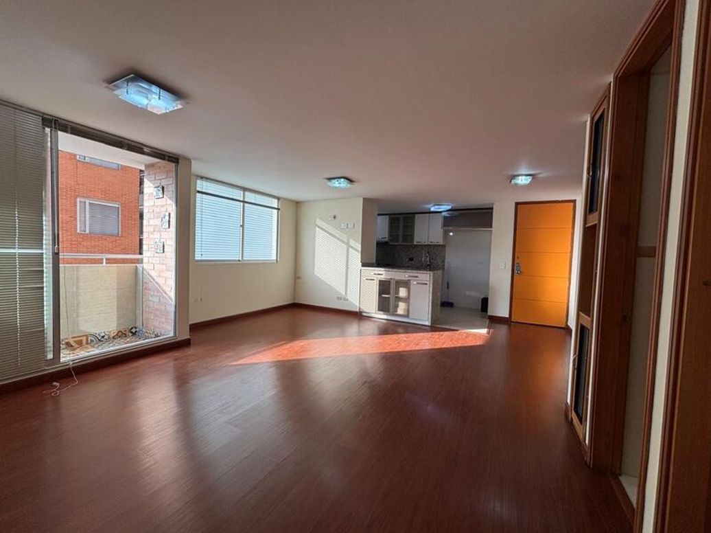 Apartamento de 2 alcobas en venta en Cedro Salazar, Bogotá, 80 m² · foto 2 de 11