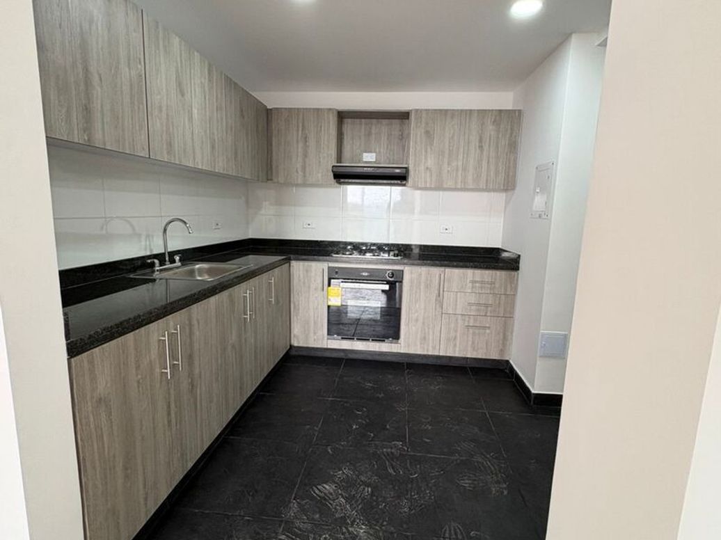 Apartamento de 2 alcobas en venta en Popular Modelo, Bogotá, 79 m² · foto 3 de 18