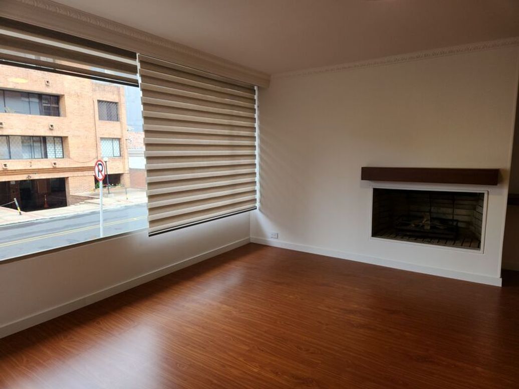Apartamento de 3 alcobas en venta en Santa Barbara Central, Bogotá, 160 m² · foto 2 de 14