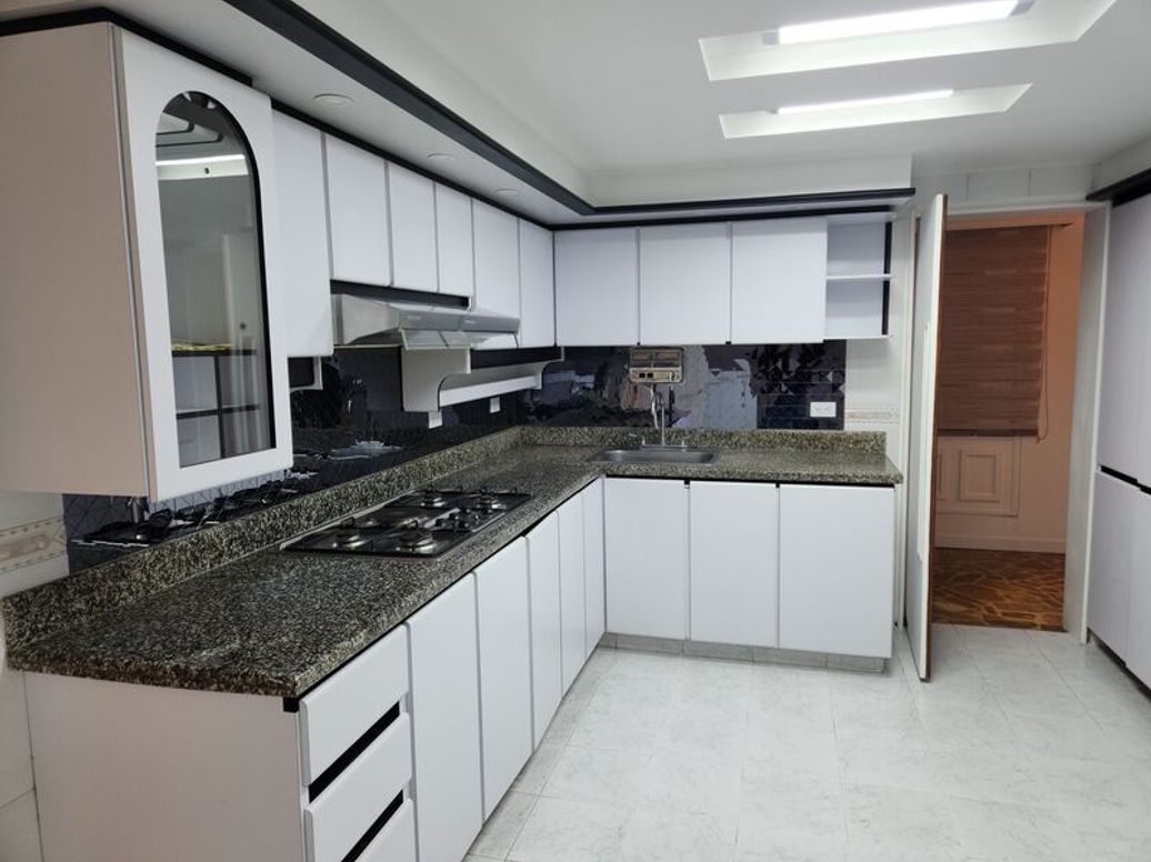 Apartamento de 3 alcobas en venta en Santa Barbara Central, Bogotá, 160 m² · foto 5 de 14