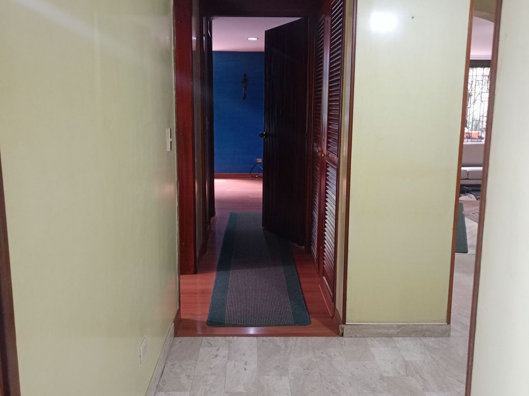 Apartamento de 3 alcobas en venta en Los Rosales, Bogotá, 110 m² · foto 2 de 20