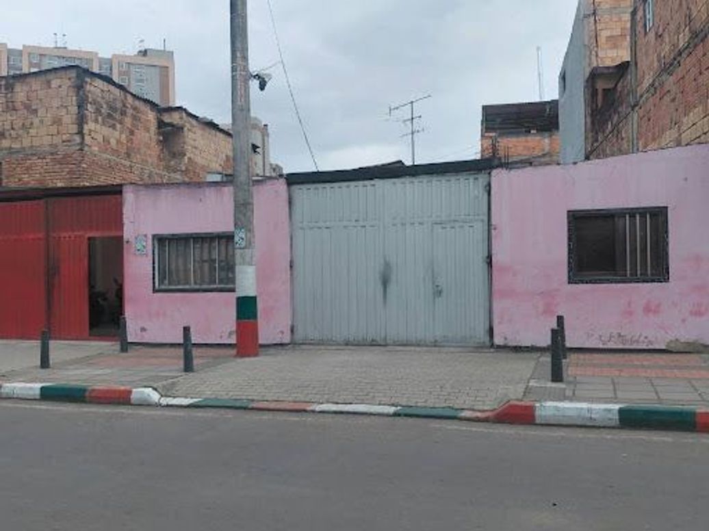 Casa de 10 alcobas en venta en La Cabaña, Bogotá, 247 m² · foto 2 de 18