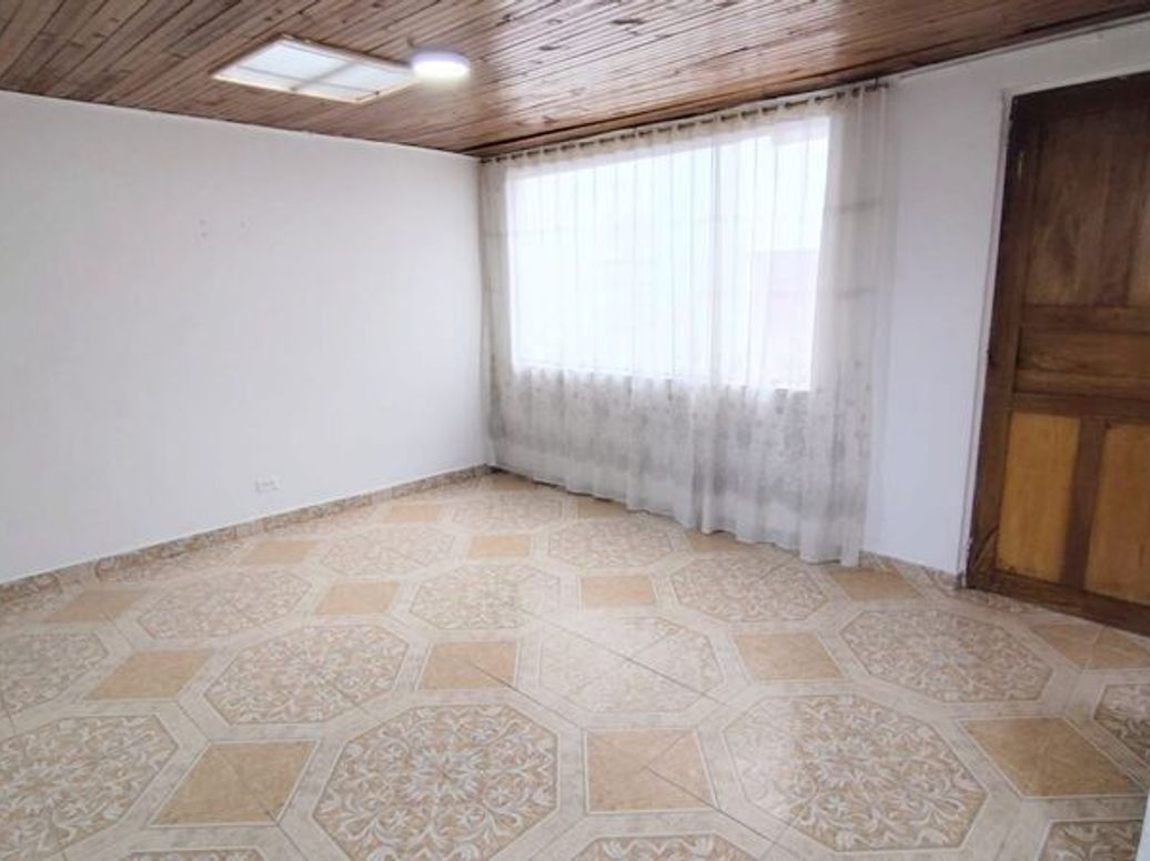 Casa de 8 alcobas en venta en Los Cerezos, Bogotá, 119 m² · foto 16 de 17