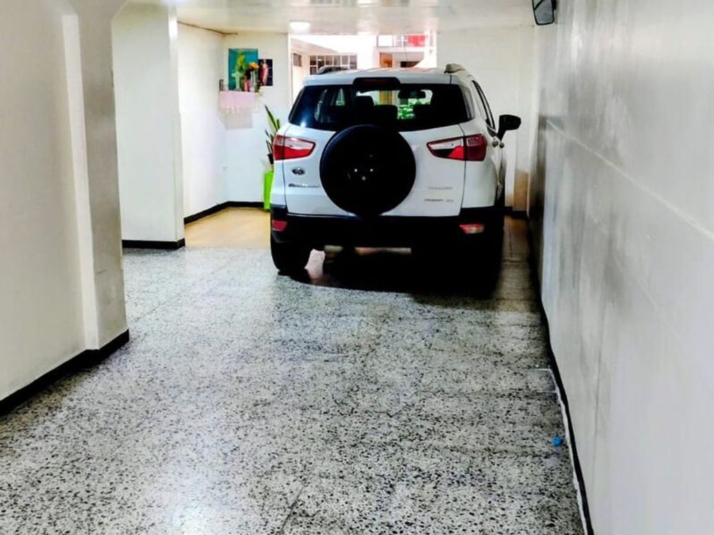 Casa de 8 alcobas en venta en Los Cerezos, Bogotá, 119 m² · foto 2 de 17