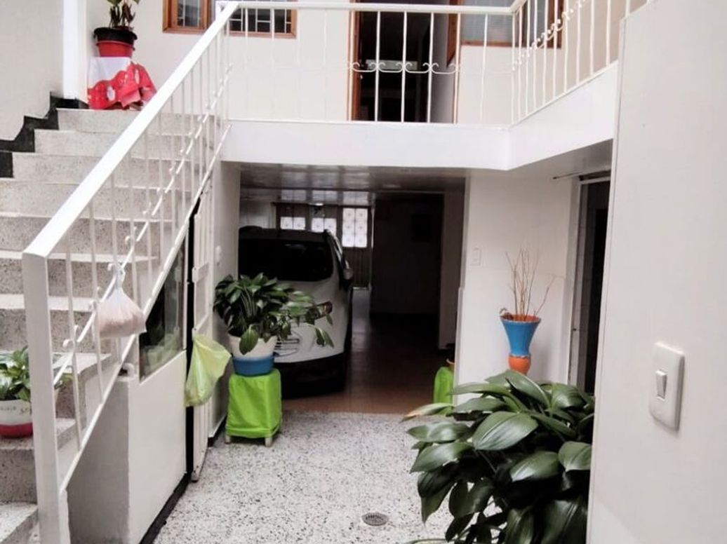 Casa de 8 alcobas en venta en Los Cerezos, Bogotá, 119 m² · foto 9 de 17