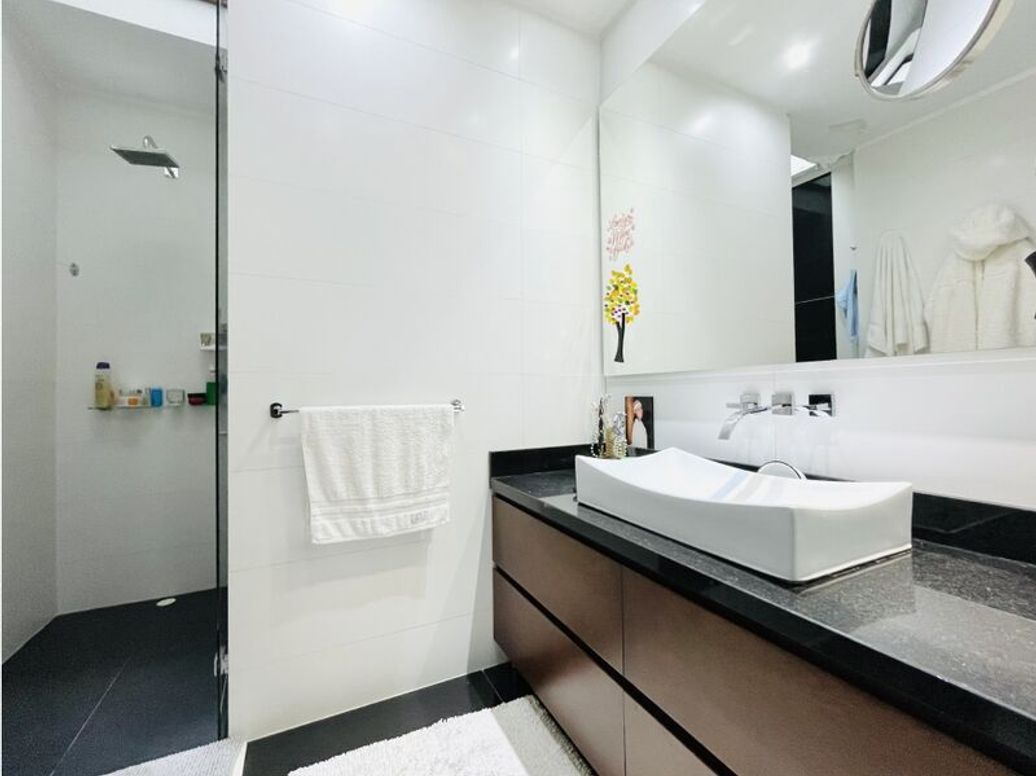 Apartamento de 1 alcoba en venta en El Refugio, Bogotá, 91 m² · foto 12 de 15