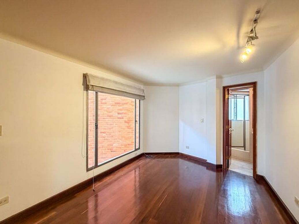 Apartamento de 4 alcobas en venta en Los Rosales, Bogotá, 251 m² · foto 17 de 18
