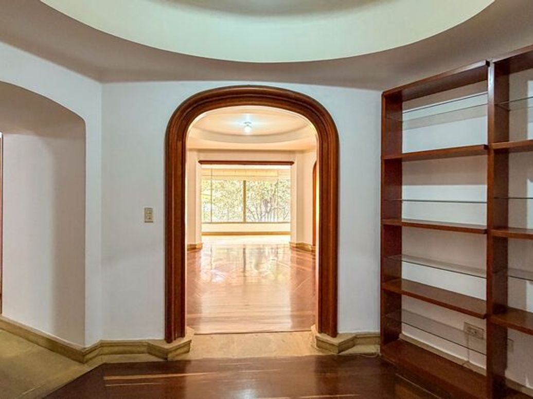 Apartamento de 4 alcobas en venta en Los Rosales, Bogotá, 251 m² · foto 8 de 18