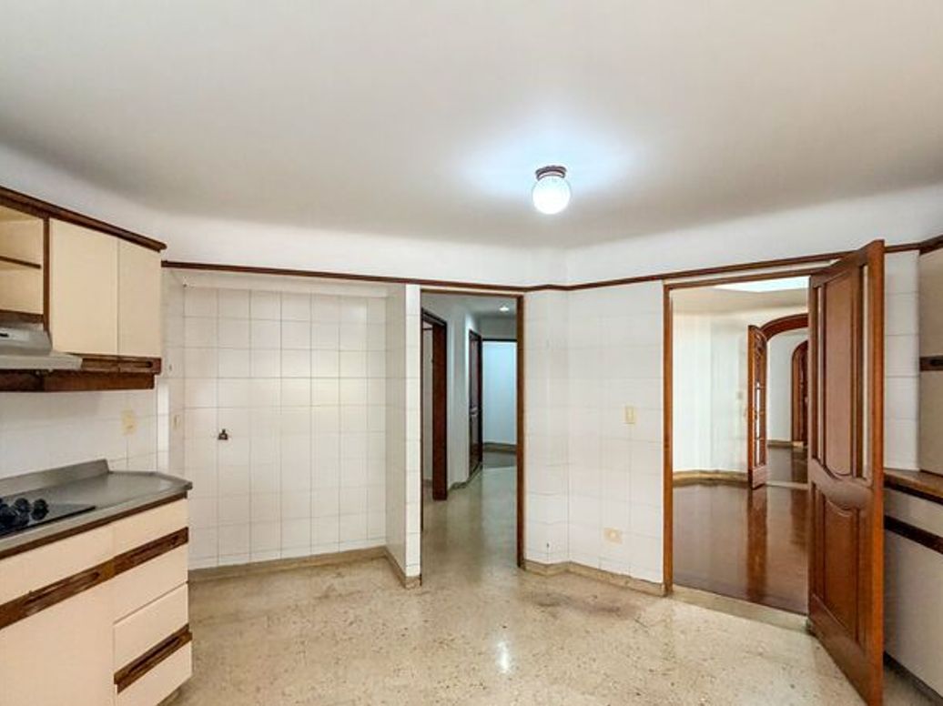 Apartamento de 4 alcobas en venta en Los Rosales, Bogotá, 251 m² · foto 6 de 18