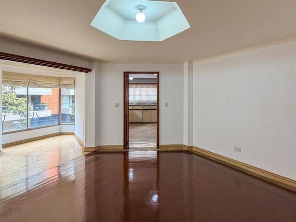 Apartamento de 4 alcobas en venta en Los Rosales, Bogotá, 251 m² · foto 2 de 18