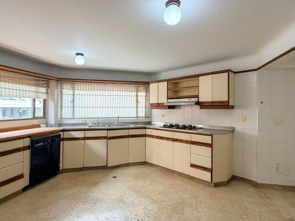 Apartamento de 4 alcobas en venta en Los Rosales, Bogotá, 251 m² · foto 5 de 18
