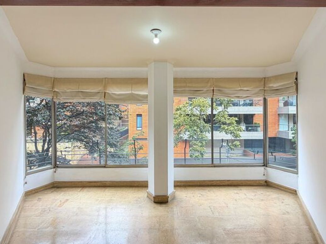 Apartamento de 4 alcobas en venta en Los Rosales, Bogotá, 251 m² · foto 3 de 18