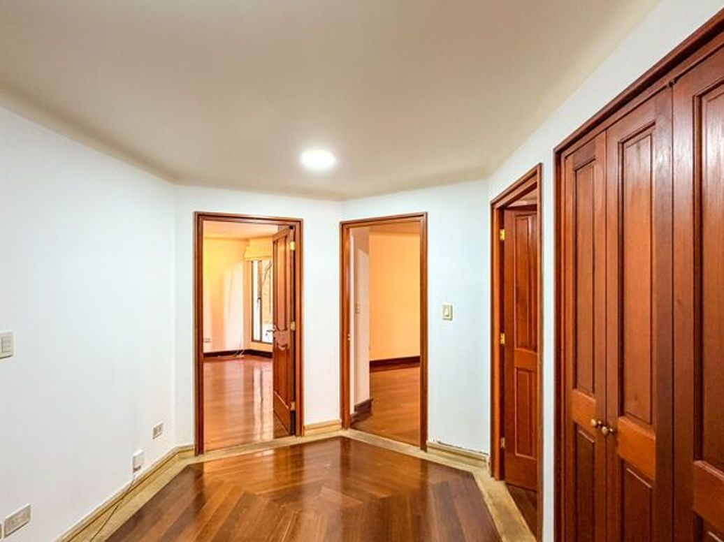 Apartamento de 4 alcobas en venta en Los Rosales, Bogotá, 251 m² · foto 9 de 18
