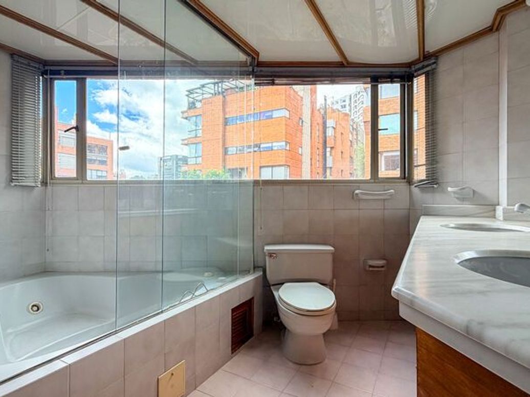 Apartamento de 4 alcobas en venta en Los Rosales, Bogotá, 251 m² · foto 13 de 18