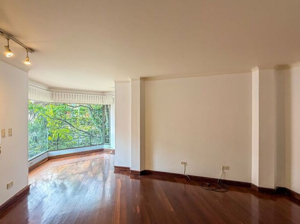 Apartamento de 4 alcobas en venta en Los Rosales, Bogotá, 251 m² · foto 12 de 18