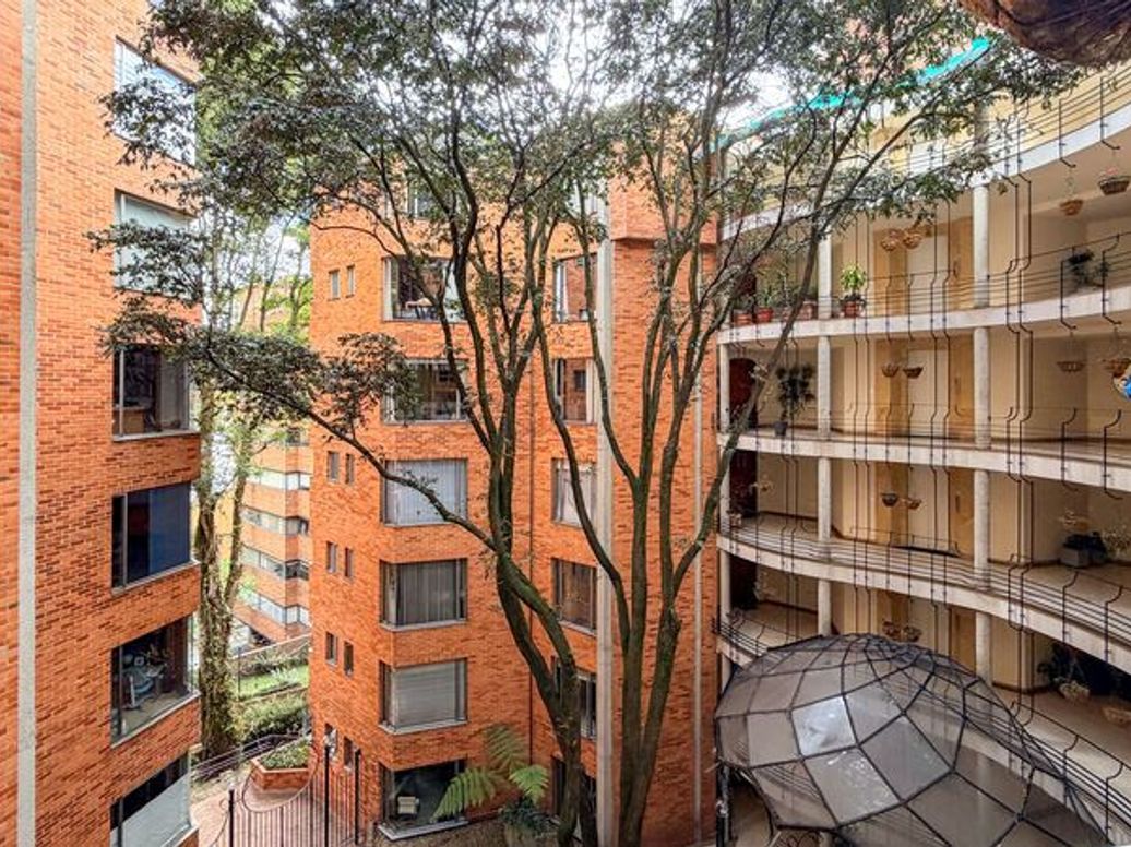 Apartamento de 4 alcobas en venta en Los Rosales, Bogotá, 251 m² · foto 18 de 18
