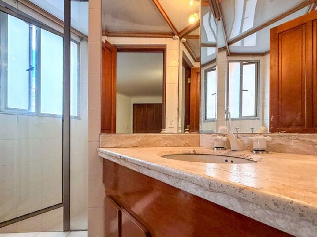 Apartamento de 4 alcobas en venta en Los Rosales, Bogotá, 251 m² · foto 16 de 18
