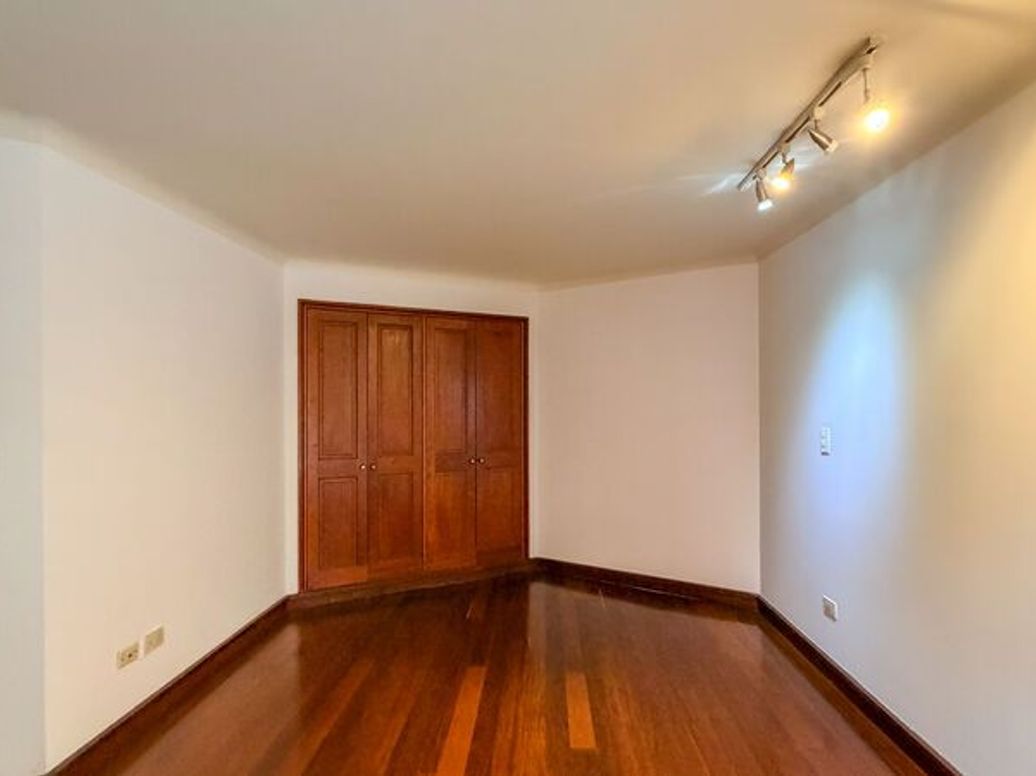 Apartamento de 4 alcobas en venta en Los Rosales, Bogotá, 251 m² · foto 15 de 18