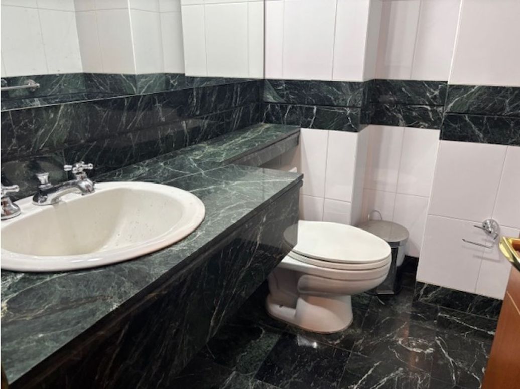 Apartamento de 3 alcobas en venta en Los Rosales, Bogotá, 260 m² · foto 7 de 14