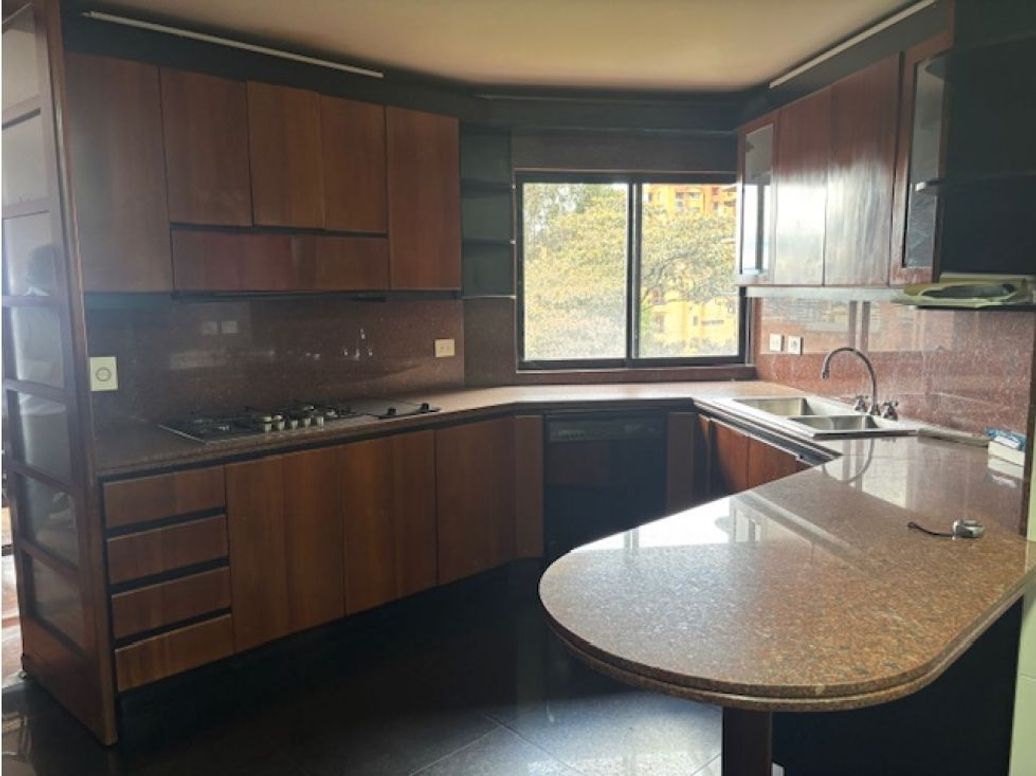 Apartamento de 3 alcobas en venta en Los Rosales, Bogotá, 260 m² · foto 5 de 14