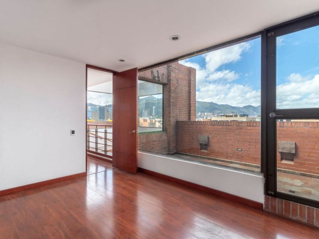 Apartamento de 5 alcobas en arriendo en Santa Barbara Occidental, Bogotá, 340 m² · foto 18 de 20