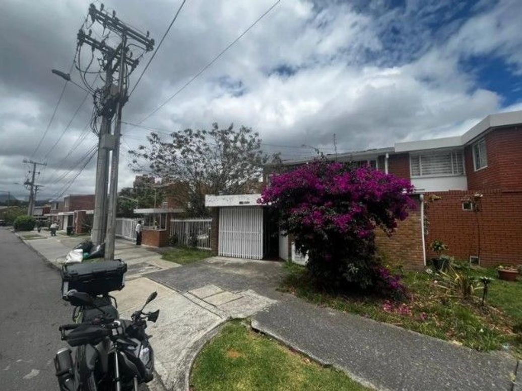 Casa de 5 alcobas en venta en Ub. Cordoba Niza, Bogotá, 270 m² · foto 2 de 20